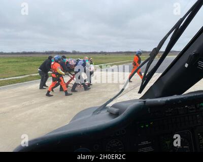 Un hélicoptère Dolphin Corpus Christi MH-65 de la Garde côtière transfère une patiente de l'hôpital Northshore de Portland, Texas, à l'hôpital de la région de Corpus Christi Bay de Corpus Christi, Texas, le 17 février 2021.Des observateurs du secteur/de la station aérienne ont reçu la demande de medevac pour une femelle pateiente qui souffrait de douleurs à l'estomac. Banque D'Images