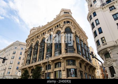 Madrid, Espagne - 10 octobre 2021 : vue à angle bas de la façade du bâtiment Matesanz sur Gran via, conçu par l'architecte Antonio Palacios Banque D'Images