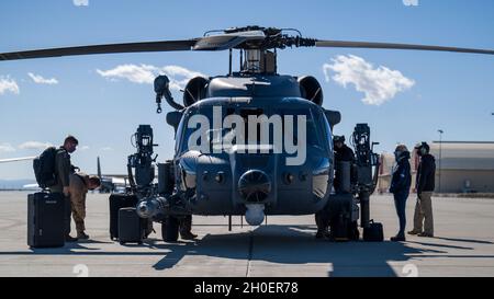 Équipages déchargés de deux hélicoptères de sauvetage de combat HH-60W “Jolly Green II” à la base aérienne Edwards, Californie, février 17.Les HH-60W sont arrivés de l'AFB d'Eglin, en Floride, pour effectuer des essais en vol. Banque D'Images