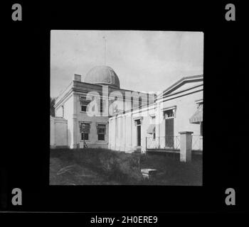 Diapositive 50 de la lanterne : ancien observatoire naval, vue vers le nord-est.Le mât Time ball* est visible sur le dessus du dôme réfracteur de 9.6 pouces.*non utilisé chez OBS.Après 1884, mais à Old State, War et Navy Bldg.L'aile au sud (à droite) abritait la verticale principale (diapositive de la lanterne no 137).Il contenait également un entrepôt et, après 1873, un espace de bureau et un réfracteur de 26 pouces.L'aile abritait également pendant un temps un cercle de réfraction de 6.6 pouces (1848 – 1861).Photographie environ 1888.L'horloge Frodsham, dans le hall de l'Observatoire, a été utilisée dans la salle verticale de premier choix entre 1850 et 1882, lorsqu'elle a été remplacée par Howard Banque D'Images