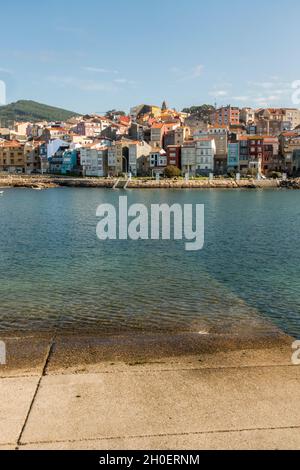 Maisons colorées de la ville côtière de A Guarda, la Guardia, Galice, Espagne. Banque D'Images