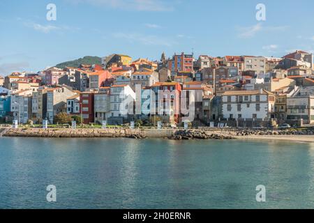 Maisons colorées de la ville côtière de A Guarda, la Guardia, Galice, Espagne. Banque D'Images