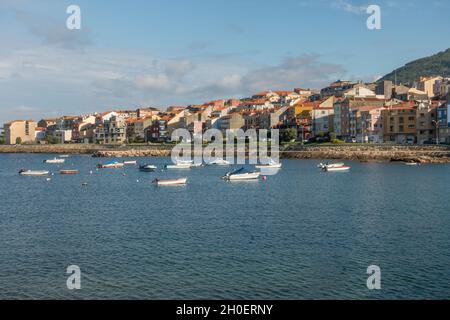 Maisons colorées de la ville côtière de A Guarda, la Guardia, Galice, Espagne. Banque D'Images