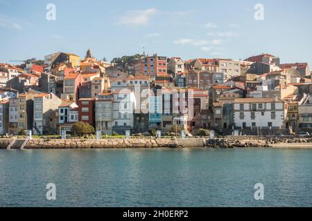 Maisons colorées de la ville côtière de A Guarda, la Guardia, Galice, Espagne. Banque D'Images