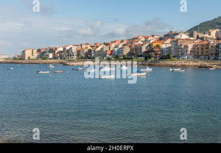 Maisons colorées de la ville côtière de A Guarda, la Guardia, Galice, Espagne. Banque D'Images