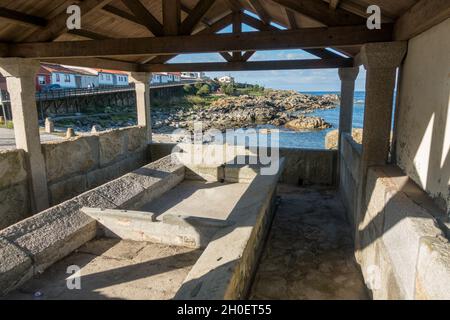 Ancien lavoir public, lavoir en bord de mer à a Guarda, Galice, Espagne. Banque D'Images