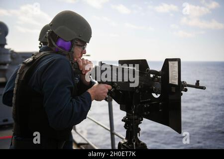 210217-N-UM706-1868 MER DES PHILIPPINES (FÉV17, 2021) Fire Controlman 2nd Class Gable Nelson, de Los Angeles, tire une mitrailleuse M240B lors d'un exercice de tir direct à bord du navire d'atterrissage amphibie USS Ashland (LSD 48).Ashland, qui fait partie du America Amphiobie Ready Group, ainsi que de la 31e Marine Expeditionary Unit, opère dans la zone de responsabilité de la 7e flotte des États-Unis pour améliorer l'interopérabilité avec les alliés et les partenaires, servant de force de réponse prête à l'emploi pour défendre la paix et la stabilité dans la région Indo-Pacifique. Banque D'Images