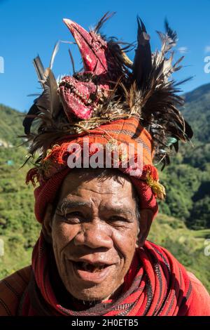 Homme Ifugao senior en costume traditionnel.Terrasses de riz Banaue en arrière-plan.Banaue, province d'Ifugao, Philippines Banque D'Images