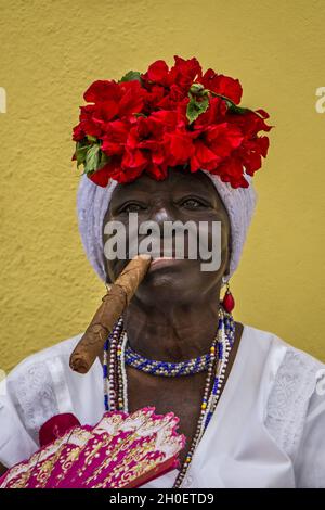 LA HAVANE, CUBA - 18 février 2017 : portrait vertical d'une personne afro-américaine déguisée qui fume le cigare à la Havane, Cuba Banque D'Images