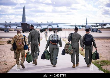 De gauche à droite : Sgt.Van Stewart, maître de la Force aérienne des États-Unis, ingénieur de vol du 41e Escadron de combat électronique, et opérateurs d'analyse, Samuel Hall, Airman principal, Jada Roth, sergent d'état-major.Khalil Jones et le sergent d'état-major.Alexander Ellis marchez vers un appel de compas EC-130 à la base aérienne de Davis-Monthan, en Arizona, le 17 février 2021.Le vol du patrimoine du mois de l'histoire des Noirs était un équipage entièrement blak du 55e groupe de combat électronique. Banque D'Images