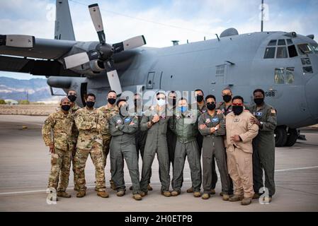 Les membres du 41e Escadron de combat électronique « Black Heritage Flight » posent pour une photo devant un appel de compas EC-130 à la base aérienne de Davis-Monthan, en Arizona, le 17 février 2021.Le vol du patrimoine du mois de l'histoire des Noirs était un équipage entièrement blak du 55e groupe de combat électronique. Banque D'Images