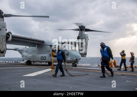 MER DES PHILIPPINES (fév17, 2021) les marins affectés au navire d'assaut amphibie déployé à l'avant USS America (LHA 6) effectuent des opérations de vol.L'Amérique, navire chef de file de l'America Amphiobie Ready Group, ainsi que la 31e unité expéditionnaire maritime, opère dans la zone de responsabilité de la 7e flotte des États-Unis pour améliorer l'interopérabilité avec les alliés et les partenaires et servir de force de réponse prête à l'emploi pour défendre la paix et la stabilité dans la région Indo-Pacifique. Banque D'Images