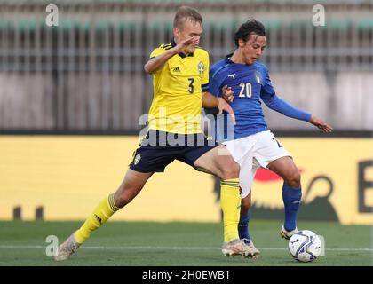 Monza, Italie, 12 octobre 2021.Jesper Tolinsson, de Suède, défie Emanuel Vignato, d'Italie, lors du match de qualification des moins de 21 ans de l'UEFA au Stadio Brianteo, Monza.Le crédit photo devrait se lire: Jonathan Moscrop / Sportimage Banque D'Images