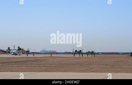 Deux avions-taxis Thunderbolt II a-10 jusqu'à la piste de Hayley Field de la base aérienne navale de North Island.Les aviateurs du 61e Escadron de transport aérien de la base aérienne de Little Rock et du 354e Escadron de chasseurs de la base aérienne de Davis-Monthan, Arizona, se sont associés pour fournir un soutien logistique et terrestre au corps des Marines lors de leur exercice de fureur d’hiver 21. Banque D'Images