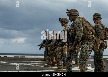 Les Marines des États-Unis avec Bataillon Landing Team 3/4, 31e Marine Expeditionary Unit (MEU), participent à un exercice d'incendie à bord de l'USS New Orleans (LPD 18) dans la mer des Philippines, le 17 février 2021.Le 31e MEU opère à bord de navires de l'escadron amphibie 11 dans la zone d'opérations de la 7e flotte afin d'améliorer l'interopérabilité avec les alliés et les partenaires et de servir de force d'intervention prête pour défendre la paix et la stabilité dans la région Indo-Pacifique. Banque D'Images