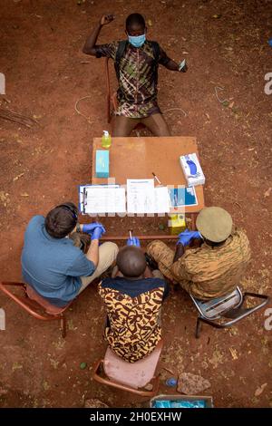 Les soldats de l'armée américaine fournissent de l'aide médicale en tandem avec les homologues burkinabés des populations de Bobo-Dioulasso, Burkina Faso, 18 février 2021.Des membres de l'armée américaine ont fourni du matériel médical et une formation aux médecins militaires burkinabé à Bobo-Dioulasso.La formation a soutenu les examens médicaux et les traitements de plus de 400 personnes avec l'aide militaire américaine axée sur le renforcement des capacités des forces de sécurité du Burkina Faso. Banque D'Images