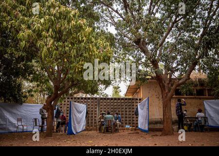 Les soldats de l'armée américaine fournissent une aide médicale aux populations locales de Bobo-Dioulasso, Burkina Faso, le 18 février 2021.Des membres de l'armée américaine ont fourni du matériel médical et une formation aux médecins militaires burkinabé à Bobo-Dioulasso.La formation a soutenu les examens médicaux et les traitements de plus de 400 personnes avec l'aide militaire américaine axée sur le renforcement des capacités des forces de sécurité du Burkina Faso. Banque D'Images