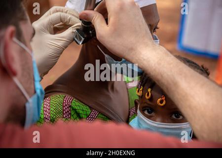 Sergent d'état-major de l'armée américaineAidan McNulty, affecté à l'équipe des affaires civiles (CAT) 142, au 91e Bataillon des affaires civiles de Delta Co., fournit une aide médicale à un local du Burkina Faso à Bobo-Dioulasso, Burkina Faso, 18 février 2021.Des membres de l'armée américaine ont fourni du matériel médical et une formation aux médecins militaires burkinabé à Bobo-Dioulasso.La formation a soutenu les examens médicaux et les traitements de plus de 400 personnes avec l'aide militaire américaine axée sur le renforcement des capacités des forces de sécurité du Burkina Faso. Banque D'Images