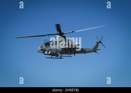 Un hélicoptère d'attaque Viper AH-1Z du corps des Marines des États-Unis mène une attaque aérienne notionnelle pendant l'exercice de combat 2-21 du MAGTF sur le centre de combat aérien terrestre du corps des Marines, Twentynine Palms, Californie, le 18 février 2021.MWX est un exercice de force sur la force conçu pour défier le MAGTF, d'autres forces américaines et les armées des nations alliées contre un adversaire de pairs dans un environnement de jeu libre afin d'aider les forces à répondre aux demandes opérationnelles réelles actuelles et futures. Banque D'Images