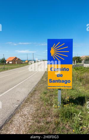 Direction Saint-Jacques, direction Camino de Santiago, route chrétienne de pèlerinage, Galice, Espagne. Banque D'Images