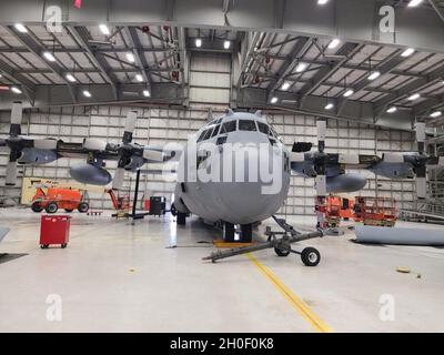 Un Hercules C-130 de la US Air Force de la 179e Escadre de transport aérien, Ohio Air National Guard, est assis dans un hangar de la 128e Escadre de ravitaillement en vol, Wisconsin Air National Guard, à Milwaukee, Wisconsin, le 18 février 2021.Des aviateurs du 133e Groupe de maintenance se sont rendus au Wisconsin pour aider le 179e à terminer la commande technique de conformité aux délais de sécurité en raison de la restriction de mouvement de la COVID-19 pour une unité de déploiement. Banque D'Images