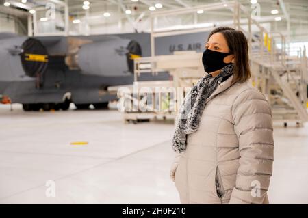 Valerie Gaydos, Représentante de l'État de Pennsylvanie, regarde autour du nouveau hangar à deux baies à la station de réserve aérienne de l'aéroport international de Pittsburgh, Pennsylvanie, le 19 février 2021.La direction de la 911e Escadre Airlift a montré à Gaydos les changements apportés à la base qui coïncidaient avec la conversion du C-17 Globemaster III. Banque D'Images