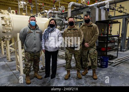 Valerie Gaydos, Représentante de l'État de Pennsylvanie, pose une photo avec les membres du 911e Escadron de préparation logistique lors de la visite du dépôt de carburant à la station de réserve aérienne de l'aéroport international de Pittsburgh, Pennsylvanie, le 19 février 2021.La direction de la 911e Escadre Airlift a montré à Gaydos les changements apportés à la base qui coïncidaient avec la conversion du C-17 Globemaster III. Banque D'Images