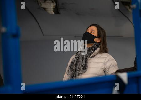 Valerie Gaydos, Représentante de l'État de Pennsylvanie, regarde un C-17 Globemaster III à la station de réserve aérienne de l'aéroport international de Pittsburgh, Pennsylvanie, le 19 février 2021.La direction de la 911e Escadre Airlift a montré à Gaydos les changements apportés à la base qui coïncidaient avec la conversion du C-17 Globemaster III. Banque D'Images