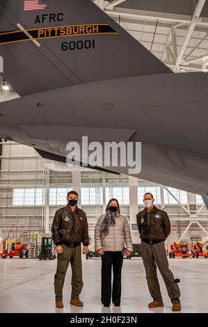 John Boccieri, vice-commandant de la 911e Escadre de transport aérien, de la Pennsylvanie, Valerie Gaydos, et John Robinson, 911e Col de l'AW, posent pour une photo à la station de réserve aérienne de l'aéroport international de Pittsburgh, en Pennsylvanie, le 19 février 2021.La direction de la 911e Escadre Airlift a montré à Gaydos les changements apportés à la base qui coïncidaient avec la conversion du C-17 Globemaster III. Banque D'Images