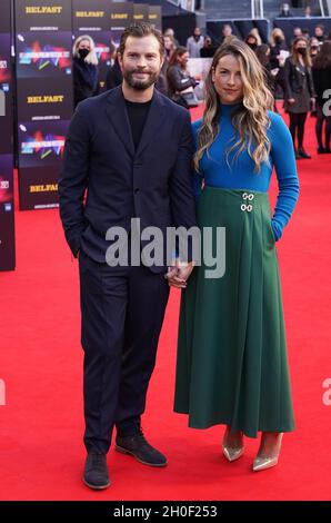 Jamie Dornan et Amelia Warner arrivent pour la première européenne de 'Belfast', au Royal Festival Hall de Londres pendant le BFI London film Festival.Date de la photo: Mardi 12 octobre 2021. Banque D'Images