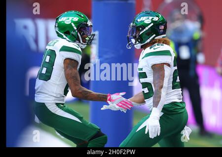 Londres, Angleterre ; 10 octobre 2021 ; Tottenham Hotspur Stadium, Londres,Angleterre ; NFL UK Series, Atlanta Falcons versus New York Jets : New York Jets Running Back Ty Johnson KR (25) célèbre son touchdown avec le New York Jets Wide Receiver Elijah Moore (8) Banque D'Images