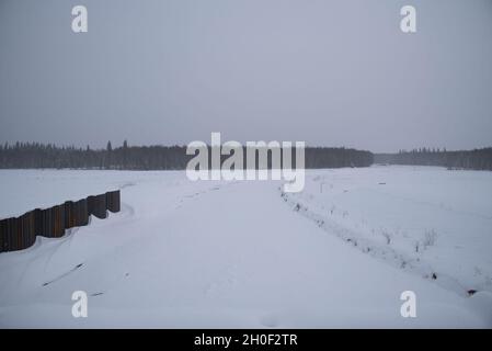 En amont des ouvrages d'eau du projet de contrôle des crues des lacs de la rivière Chena, le 19 février, près du pôle Nord, en Alaska.Actuellement, la rivière est gelée en place, mais lorsque la glace fond au printemps, le U.S. Army corps of Engineers – Alaska District surveille le niveau des rivières pour éviter les inondations dans le centre-ville de Fairbanks. Banque D'Images