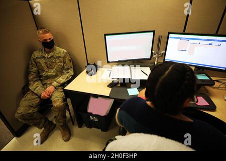 Le Sergent Gage Hinderscheid, 92Y 2e détachement, 411e Bataillon de soutien logistique, fort McCoy, reçoit un soutien administratif de la part de Moya Tyson, spécialiste en chef de l'administration du personnel militaire au fort McCoy, Wisconsin, Centre d'action du personnel de la Réserve.En plus de celle de fort McCoy, la 88e Division de préparation dispose de 11 RPACS supplémentaires sur ses 19 États, couvrant l'Ohio à l'État de Washington.Les ACRP fournissent une orientation et une aide essentielles aux soldats de la Réserve de l'Armée de terre dans la tenue de leurs dossiers de carrière. Banque D'Images