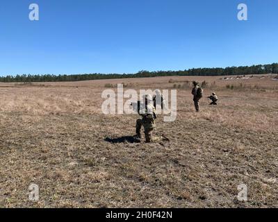 Soldats du 1er Bataillon, 506e Régiment d’infanterie « Red Currahee », équipe de combat de la 1re Brigade « Bastogne », 101e Division aéroportée (assaut aérien) se préparant à attaquer l’objectif sur fort Polk, Louisiane, lors d’un exercice d’incendie en direct le 20 février.Red Currahee a déployé plus de 203 soldats à l’appui de l’équipe de combat de la 3e Brigade, la rotation du Centre d’entraînement interarmées de préparation de la 82e Division aéroportée, afin de s’assurer que leur unité est bien formée et prête pour les opérations lorsque la nation le demande. Banque D'Images