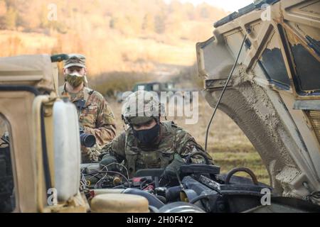 Un soldat américain affecté à Delta Company, 91e Bataillon de génie de brigade inspecte un humvee pendant la résolution combinée XV à la zone d'entraînement Hohenfels à Hohenfels, Allemagne, le 21 février 2021.Combined Resolve XV est un exercice multinational dirigé par le département de l'Armée de terre conçu pour construire l'équipe de combat de la 1re Brigade blindée, la préparation de la 1re Division de Cavalry et améliorer l'interopérabilité avec les forces alliées pour combattre et gagner contre tout adversaire Banque D'Images
