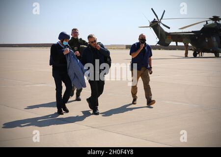 L’ambassadeur d’Espagne en Irak, au centre, l’honorable Juan Jose Escobar Stemmann, et l’ambassadeur de Pologne en Irak, ont quitté la ville, l’honorable Marcin Kubiak, pour visiter la base aérienne d’Al Asad, en Irak, le 21 février 2021.Au cours de leur visite, les ambassadeurs ont rencontré l'AAAB et le 42e Groupe de soutien régional de la Garde nationale du New Jersey, commandant, le colonel Robert M. Martinez, et ont accueilli leurs soldats respectifs actuellement affectés à la Force opérationnelle Toro et à la Force opérationnelle Minecraft.Les soldats espagnols et polonais font partie de la coalition internationale qui soutient la lutte contre Daesh. Banque D'Images