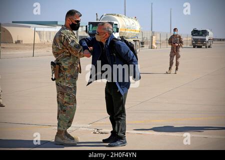 Le colonel de l’armée américaine Robert M. Martinez, commandant de la base aérienne d’Al Asad, en Irak, et le 42e Groupe de soutien régional de la Garde nationale du New Jersey, accueillent l’ambassadeur d’Espagne en Irak, l’honorable Juan Jose Escobar Stemmann, dès son arrivée à la base ici le 21 février 2021.Stemmann et l’ambassadeur de la Pologne en Irak, l’honorable Marcin Kubiak, ont rencontré Martinez et le colonel de la Force aérienne américaine Christopher Clark, commandant du 321st Air Expeditionary Group, et ont accueilli leurs soldats respectifs actuellement affectés à la Force opérationnelle Toro et à la Force opérationnelle Minecraft.Les soldats espagnols et polonais font partie des forces de la coalition internationale Banque D'Images