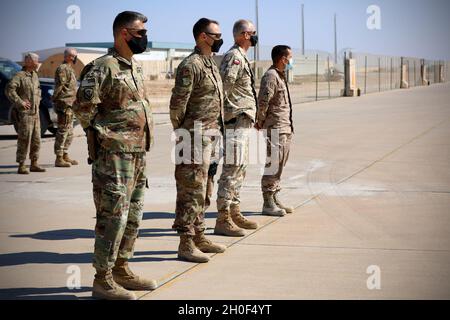 Robert M. Martinez, commandant à gauche de la base aérienne Al Asad, en Irak, et le 42e Groupe de soutien régional de la Garde nationale du New Jersey, et le colonel Christopher Clark, commandant du 32e Groupe expéditionnaire aérien des États-Unis, attendent l’arrivée de l’ambassadeur d’Espagne en Irak, l’honorable Juan Jose Escobar Stemmann,Et l’ambassadeur de la Pologne en Irak, l’honorable Marcin Kubiak, à la ligne de vol de base, ici le 21 février 2021.Au cours de leur visite, les ambassadeurs ont rencontré Martinez et Clark et ont accueilli leurs soldats respectifs actuellement affectés à la Force opérationnelle Toro et à la Force opérationnelle Minecraft.L'espagnol a Banque D'Images