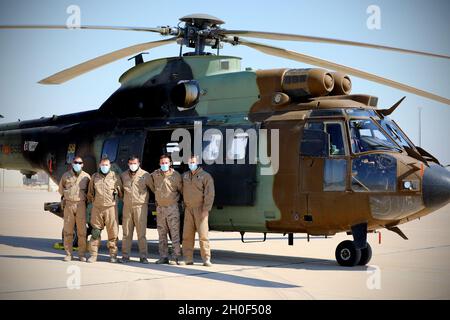 Des pilotes-soldats espagnols affectés à la Force opérationnelle Toro posent pour une photo de groupe devant leurs Airbus Helicopters AS532 Cougars, après avoir transporté l’ambassadeur d’Espagne en Irak, l’honorable Juan Jose Escobar Stemmann, et l’ambassadeur de Pologne en Irak, l’honorable Marcin Kubiak, à la base aérienne d’Al Asad, en Irak, le 21 février 2021.Les ambassadeurs se sont rendus à la base et ont rencontré l'AAAB et le 42e Groupe de soutien régional de la Garde nationale du New Jersey, commandant, le colonel Robert M. Martinez, et ont accueilli leurs soldats respectifs actuellement affectés à la Force opérationnelle Toro et à la Force opérationnelle Minecraft.Les soldats espagnols et polonais en font partie Banque D'Images