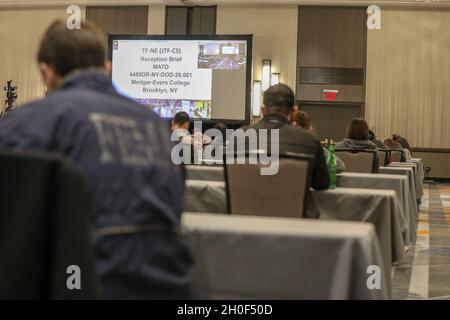 Des aviateurs de la US Air Force et des représentants de la Federal Emergency Management Agency assistent à une réception, à une mise en scène, à un mouvement et à un briefing sur l'intégration à Brooklyn, New York, le 21 février 2021.Les membres du service aideront les organismes d'État et locaux à administrer les vaccins COVID-19 au centre de vaccination communautaire du Medgar Evers College, géré par l'État et soutenu par le gouvernement fédéral, à Brooklyn, dans l'État du New York. Le U.S. Northern Command, par l'intermédiaire de l'Armée américaine du Nord, reste engagé à fournir des services continus,Soutien souple du ministère de la Défense à l'Agence fédérale de gestion des urgences dans le cadre de l'intervention gouvernementale Banque D'Images