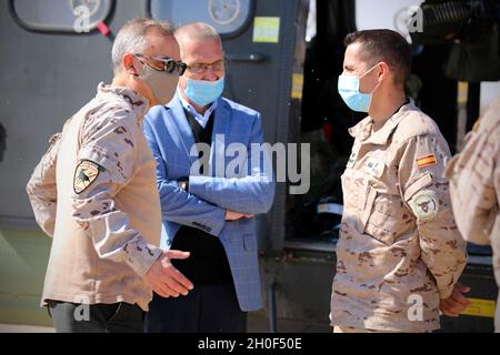 L’ambassadeur d’Espagne en Irak, l’honorable Juan Jose Escobar Stemmann, à gauche, et l’ambassadeur de Pologne en Irak, l’honorable Marcin Kubiak, au centre, saluent le commandant de la Force opérationnelle Toro lors de leur visite à la base aérienne d’Al Asad, en Irak, le 21 février 2021.Les ambassadeurs ont rencontré l'AAAB et le 42e Groupe de soutien régional de la Garde nationale du New Jersey, commandant du colonel Robert M. Martinez, et ont accueilli leurs soldats respectifs actuellement affectés à la Force opérationnelle Toro et à la Force opérationnelle Minecraft.Les soldats espagnols et polonais font partie de la coalition internationale qui soutient la lutte contre Daesh. Banque D'Images