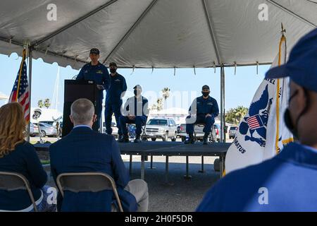 Le capitaine Edward Gaynor, commandant du secteur de la Garde côtière et de la station aérienne Corpus Christi, s'adresse à une foule lors d'une cérémonie d'inauguration d'un nouveau bâtiment polyvalent à la station de la Garde côtière Port Aransas, Texas, le 22 février 2021.Le bâtiment précédent a été lourdement endommagé pendant l'ouragan Harvey en 2017 et le nouveau bâtiment devrait être terminé en mai 2022. Banque D'Images