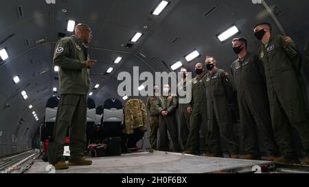 Le général Charles Q. Brown, Jr., chef d'état-major de la Force aérienne des États-Unis, parle à l'équipage d'un KC-46A Pegasus de la 22e Escadre de ravitaillement en vol, base aérienne McConnell, Kan., après avoir effectué des relevés opérationnels de ravitaillement en vol à partir de la base interarmées Andrews, Md., le 22 février 2021.À pleine capacité opérationnelle, le KC-46A sera en mesure de fournir un appui de ravitaillement aérien de nouvelle génération à la Force aérienne, à la Marine, au corps maritime et aux récepteurs des pays partenaires. Banque D'Images