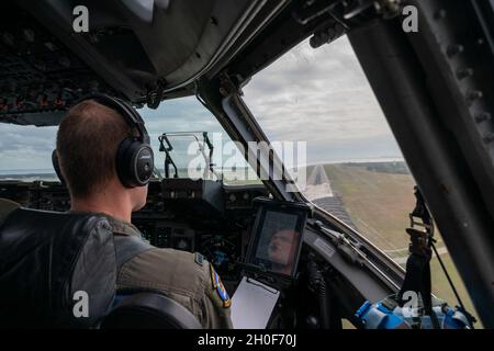 Le premier lieutenant Reed Lefler, pilote du 6e Escadron de transport aérien, se prépare à atterrir une base de la Force aérienne de Douvres C-17 Globemaster III pendant l'exercice Mosaic Tiger à la base aérienne de MacDill, en Floride, le 22 février 2021.Des aviateurs de mobilité de la base aérienne de Douvres et de la base commune McGuire-dix-Lakehurst (New Jersey) ont participé à l'exercice visant à améliorer la préparation et à renforcer le soutien du Commandement de la mobilité aérienne au combat conjoint. Banque D'Images