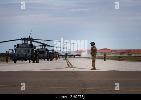 Les aviateurs affectés au 347e groupe de sauvetage arrivent à la base aérienne de MacDill, en Floride, pendant le Mosaic Tiger 21-1, le 22 février 2021.Mosaic Tiger 21-1 a été le premier exercice d’emploi agile au combat de la 23d Wing, au cours duquel ils ont servi d’aile principale à environ 800 aviateurs de sept ailes dans quatre commandements majeurs.Le Bureau de l'intégration et de la formation de la 23d escadre a testé l'emploi d'aviateurs multi-capables, un nouvel équipement de ravitaillement, un nouveau processus pour les munitions de transport aérien, et un personnel de l'air dont le rôle était de fournir le commandement et le contrôle à une base d'exploitation avant et à deux contingenc Banque D'Images