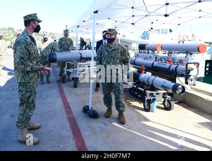 POINT DE BASE NAVALE LOMA, Californie (fév23, 2021) Lt. Cmdr.Nick Stoner, affecté au Groupe d'élimination des explosifs d'artillerie (EODGRU) 1, discute des capacités des véhicules sous-marins sans pilote (UUV) avec le chef des opérations navales SMA.Mike Gilday à la base navale de point Loma, février 23.Gilday a rendu visite à des marins de l'entreprise EODGRU-1 pour voir comment la marine EOD évolue ses concepts opérationnels et investit dans des capacités pour construire une flotte plus agile et plus résiliente.L'EODGRU-1 est une partie essentielle de la Force expéditionnaire de la Marine qui élimine les risques d'explosion pour fournir l'accès aux zones refusées; sécurise l'OD sous-marine Banque D'Images