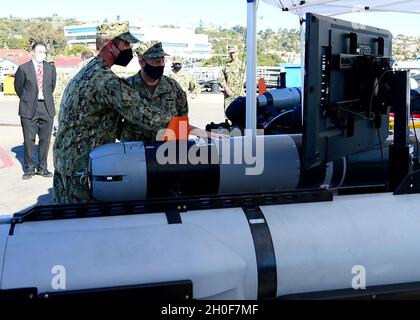 POINT DE BASE NAVALE LOMA, Californie (fév23, 2021) Lt. Cmdr.Nick Stoner, affecté au Groupe d'élimination des explosifs d'artillerie (EODGRU) 1, discute des capacités des véhicules sous-marins sans pilote (UUV) avec le chef des opérations navales SMA.Mike Gilday à la base navale de point Loma, février 23.Gilday a rendu visite à des marins de l'entreprise EODGRU-1 pour voir comment la marine EOD évolue ses concepts opérationnels et investit dans des capacités pour construire une flotte plus agile et plus résiliente.L'EODGRU-1 est une partie essentielle de la Force expéditionnaire de la Marine qui élimine les risques d'explosion pour fournir l'accès aux zones refusées; sécurise l'OD sous-marine Banque D'Images