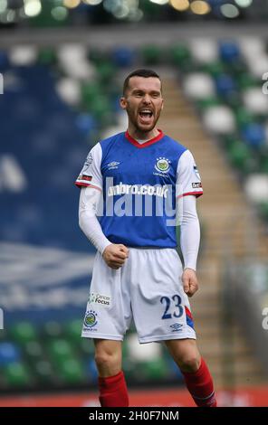 Linfields Martin Donnelly célèbre son but contre Carrick Rangers.Windsor Park, Belfast, 09.10.2021. Banque D'Images