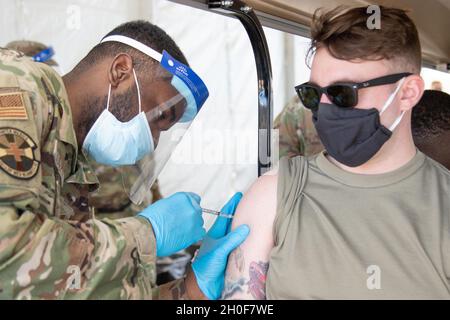 Le premier Airman de la U.S. Air Force Kevin Joseph, un technicien médical du 366e Escadron de préparation médicale opérationnelle de la base aérienne de Mountain Home, Idaho, administre un vaccin COVID-19 à l'Airman principal Zachary Daniels, un technicien médical du 4e Groupe médical de la base aérienne de Seymour Johnson, en Caroline du Nord,Au NRG Stadium de Houston, le 23 février 2021.Les aviateurs qui travaillent dans l'établissement ont également la possibilité de recevoir le vaccin COVID-19 tout en travaillant à la vaccination du public.Le Commandement du Nord des États-Unis, par l'intermédiaire de l'Armée du Nord des États-Unis, demeure déterminé à fournir un service D flexible et continu Banque D'Images