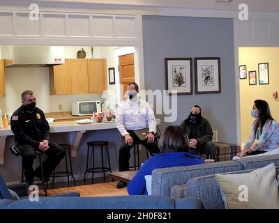 Le sous-chef des opérations de fort Drum, Morgan Cady, le chef adjoint des pompiers Steve Larue et le lieutenant Rob Derouin, agent de surveillance de l'application de la loi sur la conservation, répondent aux questions des résidents de Mountain Community Homes pendant le café avec la réunion des chefs au Centre communautaire de Crescent Woods le 23 février. Banque D'Images